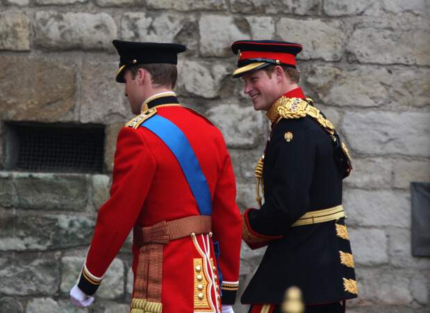 Aujourd'hui est un grand jour ! Le prince Harry accompagne son frère durant l'un des moments les plus importants de sa vie : son mariage. Il porte toujours un regard admiratif et espiègle envers son aîné