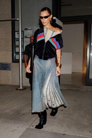Bella Hadid en robe en jean déstructurée et veste sport