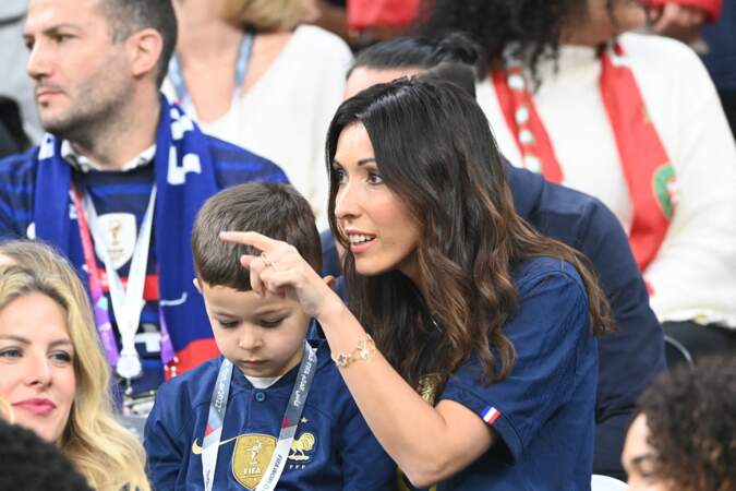 Jennifer Giroud, la femme de Olivier Giroud et leur fils dans les tribunes du match France - Maroc. 
