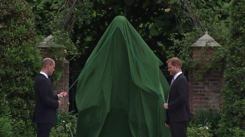 Le prince William, duc de Cambridge, et son frère Le prince Harry, duc de Sussex, se retrouvent à l'inauguration de la statue de leur mère, la princesse Diana dans les jardins de Kensington Palace à Londres, en 2021