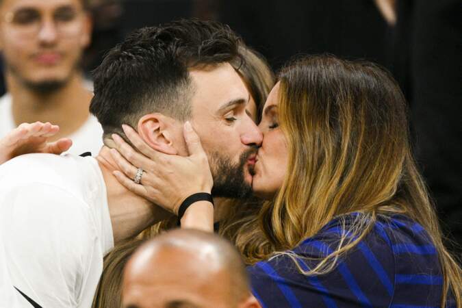 Hugo Lloris embrasse sa femme Marine après le match France - Maroc.