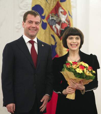En 2010, le président russe Dmitri Medvedev présente l'Ordre de l'amitié à la chanteuse française âgée de 64 ans, pour sa contribution exceptionnelle au renforcement des relations culturelles entre la Russie et la France