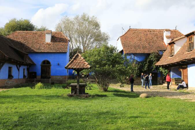 Il possédait déjà plusieurs biens, comme ce hameau, situé à Viscri, en Transylvanie, transformé en chambres d'hôtes