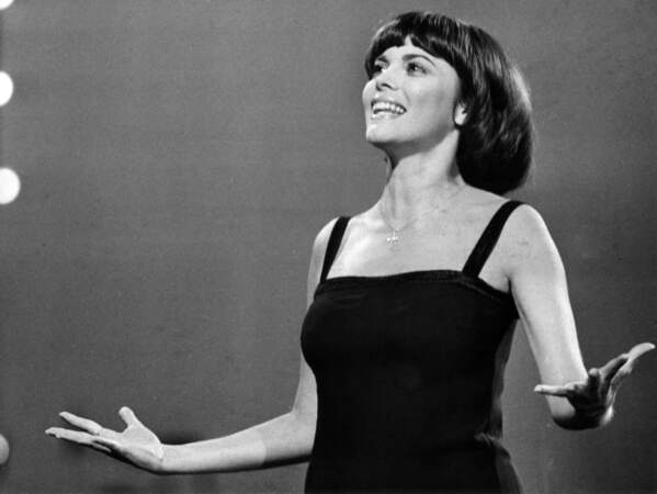 Dès 1974, Mireille Mathieu, 28 ans, collabore par la suite avec des musiciens de films. 
Elle est alors la seule chanteuse française à avoir réalisé un album avec Ennio Morricone qui a écrit pour elle deux chansons originales