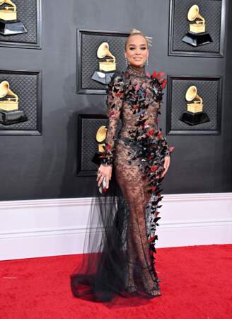 Jasmine Sanders en robe transparente aux Grammy Awards