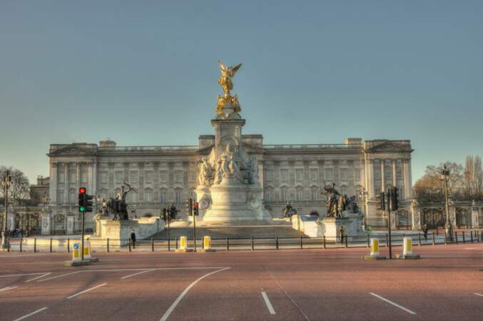 Le palais de Buckingham, la résidence principale du roi à Londres, appartient à l'état. Elle est estimée à 4,9 milliards de dollars