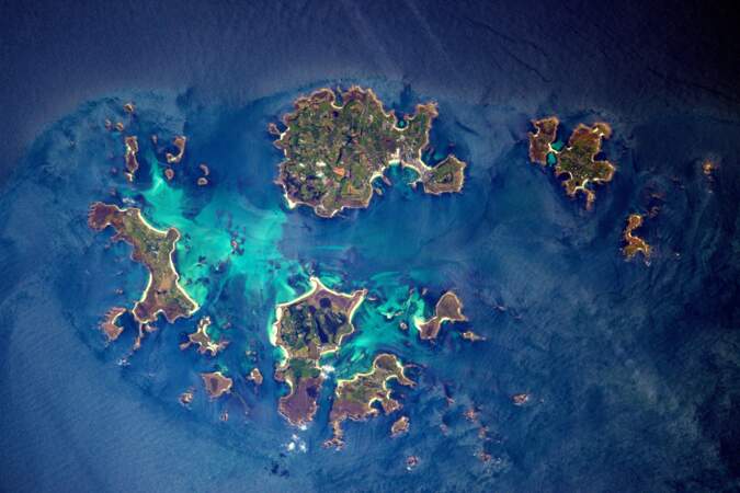 Il possède également les îles Scilly, nommées Sorlingues, à l'ouest-sud-ouest de la péninsule de Lizard, en Cornouailles