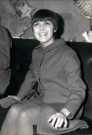  Le 21 novembre 1965, le public découvre Mireille Mathieu âgée de 19 ans lors de sa première apparition à la télévision, pour le télé crochet le Jeu de la Chance 