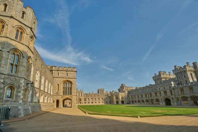 Il possède une grande collection de tableaux, présente dans les différentes résidences royales, comme ici à Windsor
