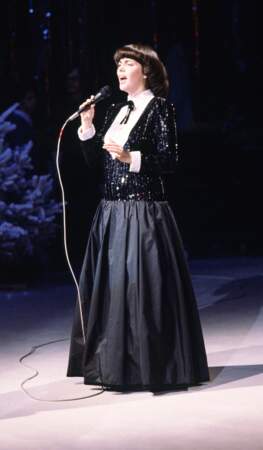 En 1986 également, elle chante la chanson officielle de la France pour le centenaire de la Statue de la Liberté à New York devant les présidents Reagan et Mitterrand