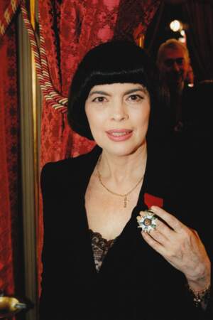 En 1999, à 53 ans, elle est nommée chevalier de la Légion d'honneur, le 9 décembre, par Jacques Chirac, président de la République française 