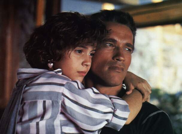 L'année suivante en 1985, Alyssa Milano, 13 ans, interprète son second rôle au cinéma dans Commando aux côtés de Arnold Schwarzenegger 