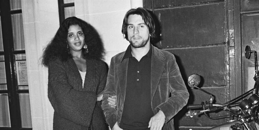 Sur cette photo prise en 1982 en compagnie de son ex-femme Diahnne Abbott, il a 39 ans.