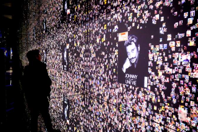 Sur ce mur de Unes, on peut voir à quel point Johnny Hallyday était populaire dans les médias français comme internationaux