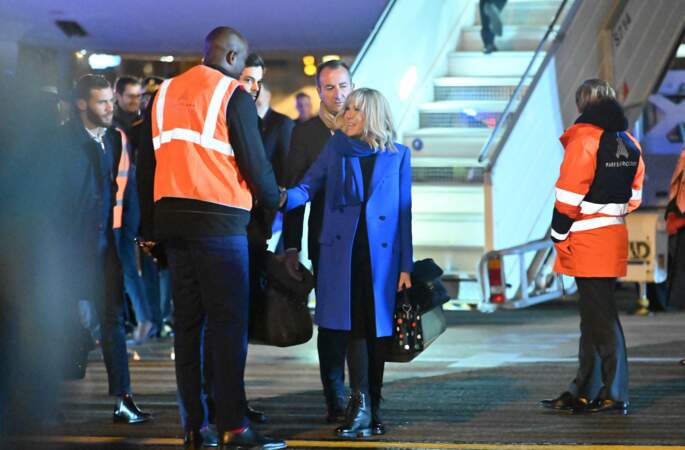La présence de la Première dame fait son petit effet auprès du personnel de l'aéroport