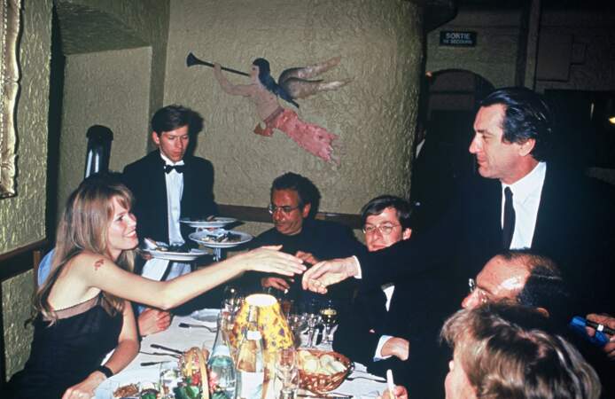 Robert de Niro (50 ans) fait partie du gratin des acteurs populaires du moment. Sur cette photo prise en 1993, il est invité aux 50 ans de Claudia Schiffer. Deux ans plus tard naissent ses jumeaux Julian et Aaron d'une mère porteuse, alors qu'il était en couple avec la mannequin et actrice Toukie Smith.