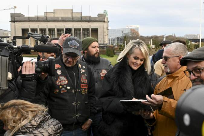 Laeticia Hallyday signe des autographes aux fans du rocker au cœur tendre présents pour l'inauguration
