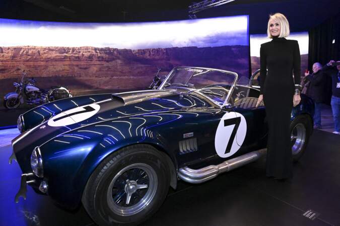 Laeticia Hallyday pose devant une voiture emblématique de la collection de son mari