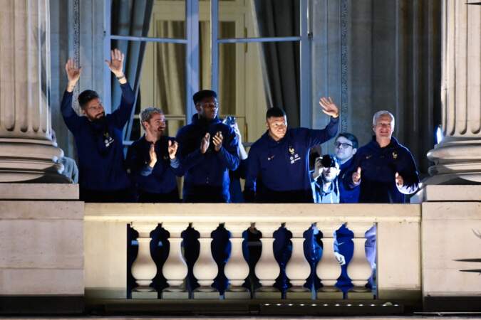 Enfin, il apparaît au balcon aux côtés d'Olivier Giroud, Antoine Griezmann et Didier Deschamps. Sa peine est communicative
