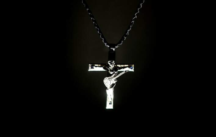Pour la première fois, la célèbre croix que Johnny Hallyday portait toujours autour du cou a été exposée au public. "La croix était accrochée en permanence à son cou, il ne l’a jamais enlevée", a déclaré sa veuve