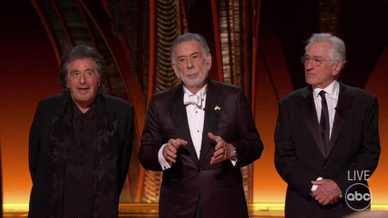 Al Pacino, Francis Ford Coppola et Robert De Niro se retrouvent à la 94e édition de la cérémonie des Oscars, en 2022, année durant laquelle on le retrouve à l'affiche du film Amsterdam. L'acteur a 79 ans. 
