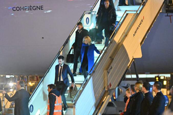 Brigitte Macron descend de l'appareil aux côtés des Bleus, elle est attendue par les agents au sol