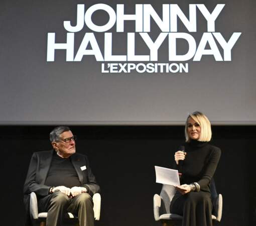 Lors de la conférence de presse, Laeticia Hallyday discute avec Jean-Claude Camus, éternel producteur de Johnny Hallyday