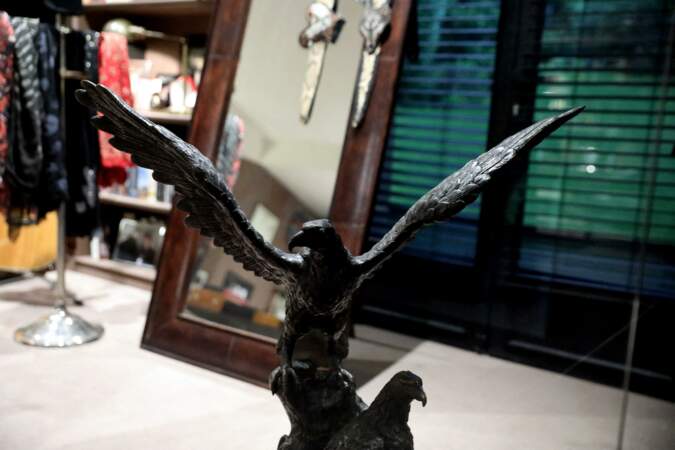 La statuette d'un aigle prêt à faire son envol située dans son bureau est également à observer de plus près