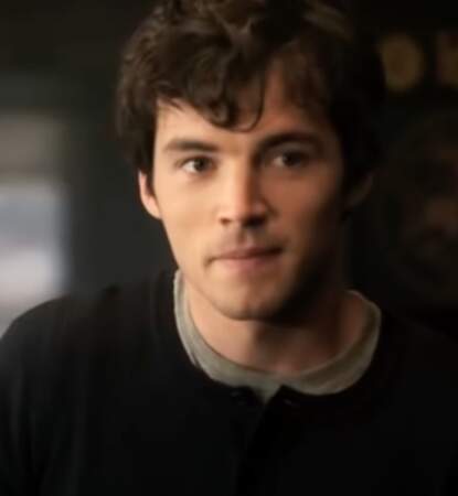 L'acteur Ian Harding joue le rôle du professeur Ezra Fitz, qui ressent une attirance pour une élève. 