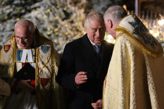 Le roi Charles III d'Angleterre discute avec le prêtre après la messe Ensemble à Noël.