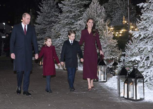 Les invités les plus attendus arrivent : Kate Middleton, le prince William ainsi que le prince George et la princesse Charlotte marchent main dans la main, pour symboliser l'union de cet événement.
