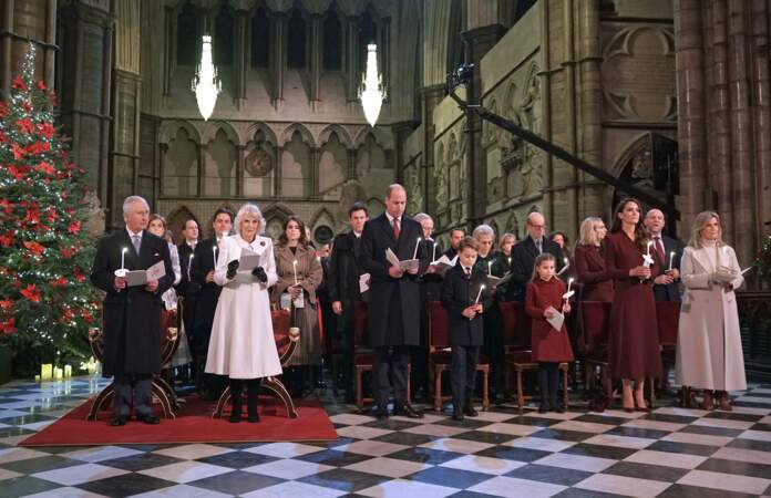Le roi Charles III, la reine consort, le prince William, son épouse Kate Middleton et le reste de la famille royale attendent que la messe commence.