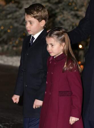 Le prince George et la princesse Charlotte se tiennent prêts à assister à la messe. Leur petit frère, le prince Louis, est absent.