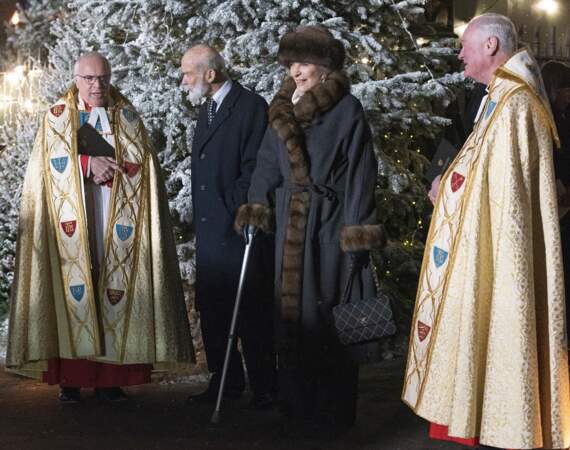 La princesse et le prince Michael de Kent prennent la pose devant le magnifique sapin de Noël enneigé.