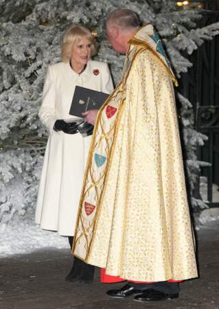De la même façon, son épouse la reine consort, remercie le prêtre pour la messe et les sacrements réalisés par ce dernier.