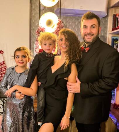 Laurent Ournac, accompagné de sa femme et de ses enfants, adresse une tendre pensée à ceux qui sont seuls ou tristes le soir de Noël.