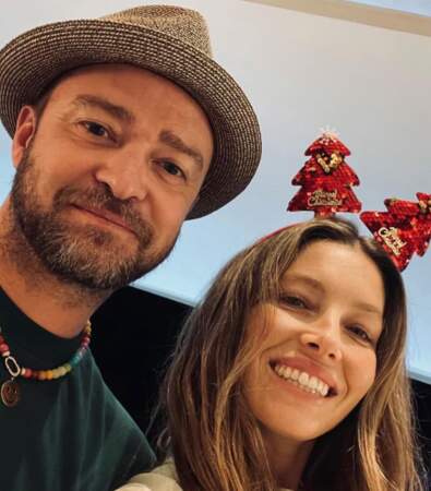 Justin Timberlake et Jessica Biel posent devant l'objectif avec chacun un accessoire sur la tête. PS : l'un est davantage dans le thème que l'autre !
