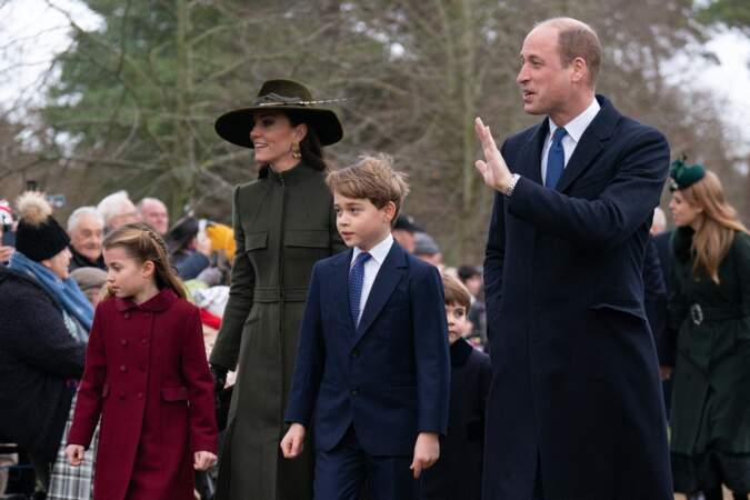 Les membres du clan Wales prennent la pose devant les caméras. Le prince George et la princesse Charlotte semblent être rodés à l'exercice, le prince Louis préfère de son côté se cacher derrière son frère aîné.