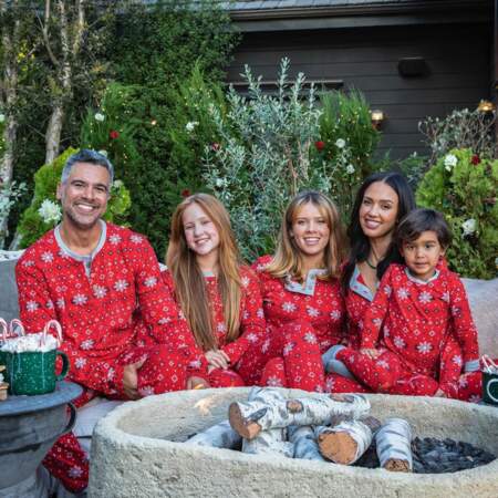Jessica Alba et sa famille en pyjama de Noël