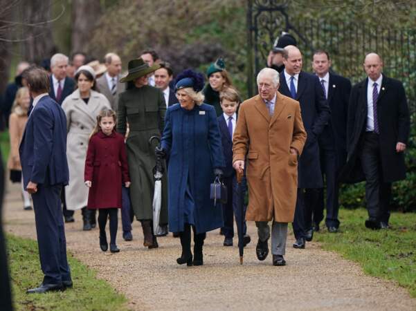 Le roi Charles III et la reine consort ouvrent la marche, suivis de près par Kate Middleton, le prince William ainsi que leurs trois enfants, le prince George, la princesse Charlotte et le prince Louis.