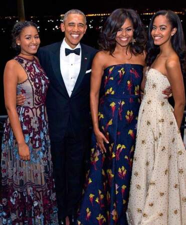 L'ancien président des États-Unis et l'ex-première dame posent aux côtés de leurs deux filles dans de jolies tenues colorées.