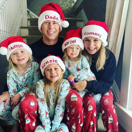 L'actrice de 7 à la Maison Beverley Mitchell et sa famille en pyjama de Noël