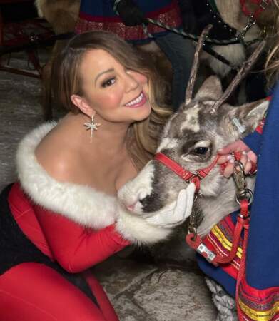 Mariah Carey, en mère Noël, pose aux côtés d'un renne, naturellement.