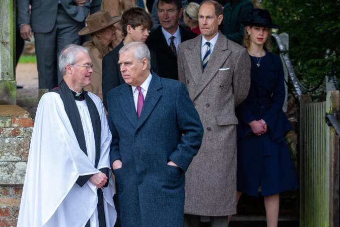 Le prince Andrew discute avec le prêtre à la sortie de la messe.