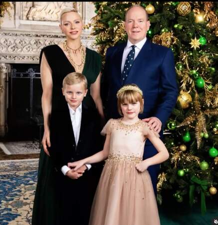 La princesse Charlene, le prince Albert II et leurs jumeaux paraissent unis et soudés sur la photo officielle de Noël 2022.
