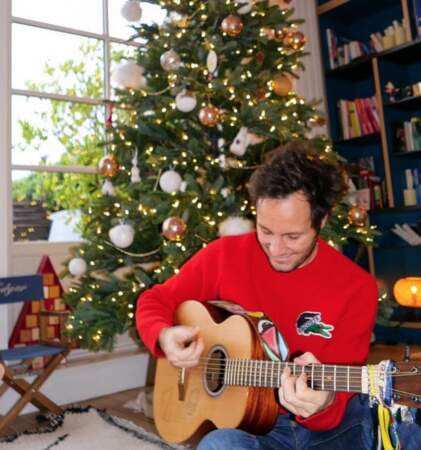 Vianney, fidèle à lui-même, fait profiter ses proches d'une petite mélodie à la guitare le soir de Noël.