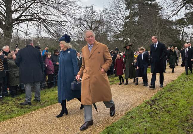 Sans la reine Elizabeth II, menés par le nouveau roi Charles III et son épouse la reine consort Camilla, les membres de la monarchie ont débuté leur traditionnelle journée à Sandringham en fin de matinée en se rendant à la messe de Noël. 