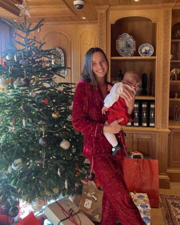 Ilona Smet et son bébé en pyjama de Noël