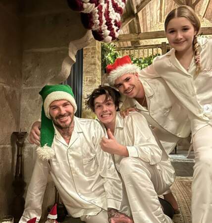 David Beckham arbore un magnifique bonnet pour Noël, qu'il fête avec sa femme Victoria et ses enfants.
