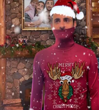 Camille Combal a dévoilé son plus moche pull de Noël pour ce jour spécial. On peut aussi admirer les magnifiques membres de sa famille dans le cadre disposé derrière lui.